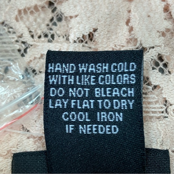 Torrid Size 1 Blush Short Sleeve Lace Top Cut Out Detailing NWT - Picture 9 of 9